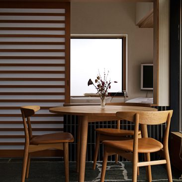 Three-legged table / SeaHorse chair