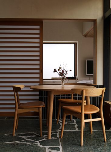 Three-legged table / SeaHorse chair